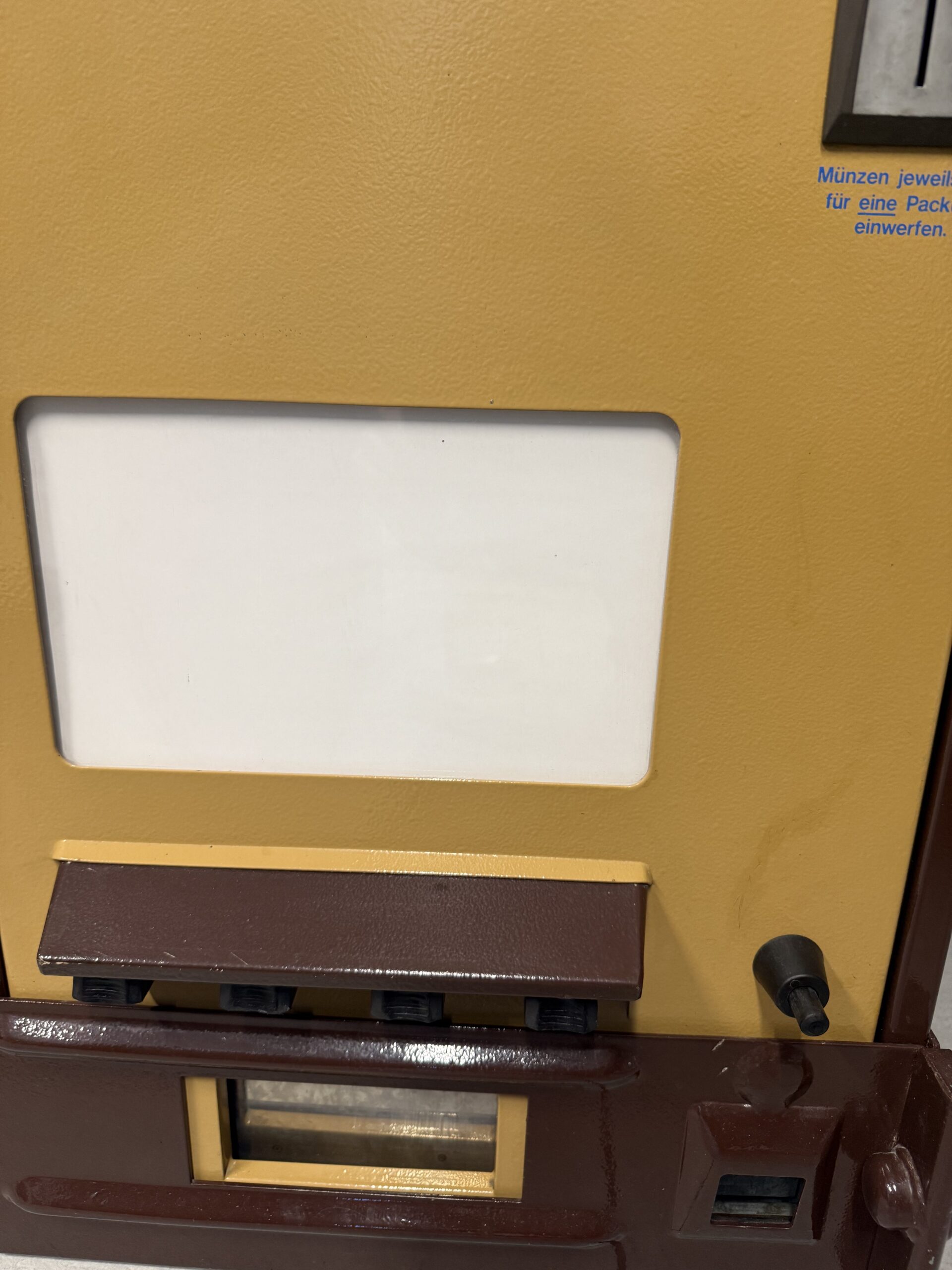 Biwa-Warenautomat-4-Schacht-braun-4